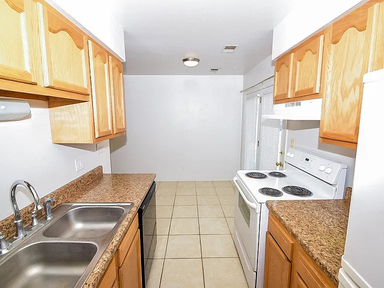 2225 Yorktowne Dr — Photo 9