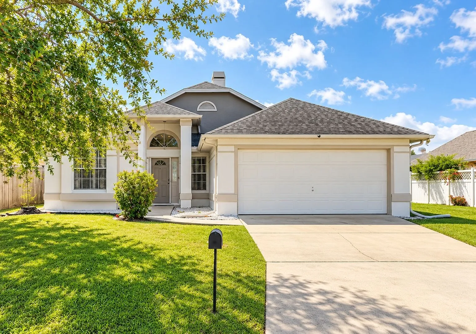 Charming 3BR House in Kissimmee with Pool and Lake-View Retreat — Photo 3
