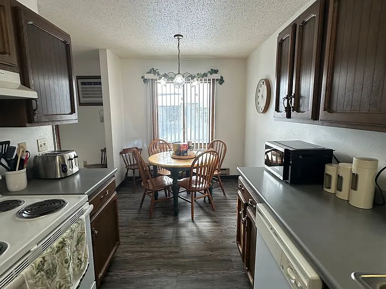 611 Eglon Ave SE — Photo 6