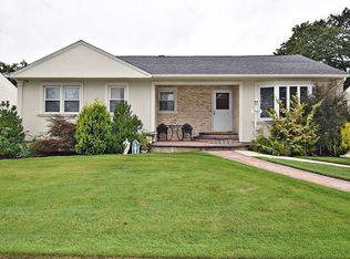700 Dickens Ave, Franklin Square, NY 11010