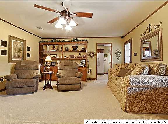 Large Living Space Perfect for Family Gatherings