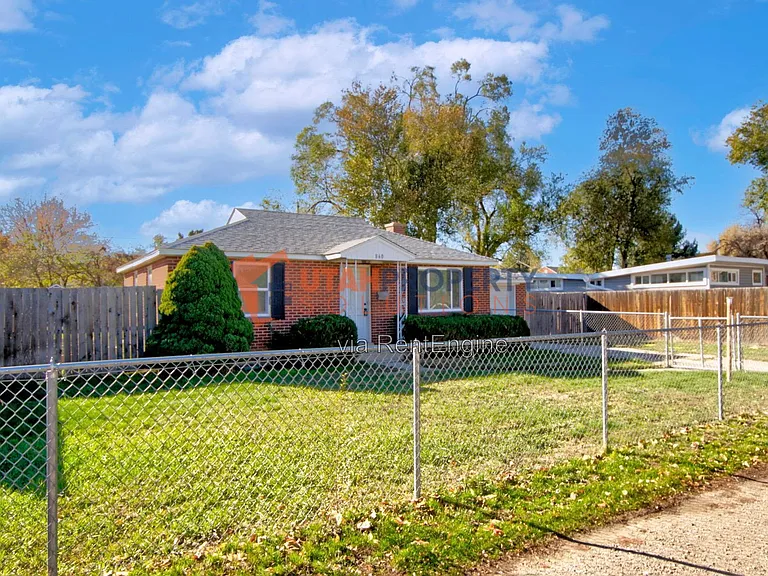 860 E Vics Rd — Photo 4