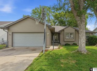 3220 Richard Ct, Lincoln, NE 68521