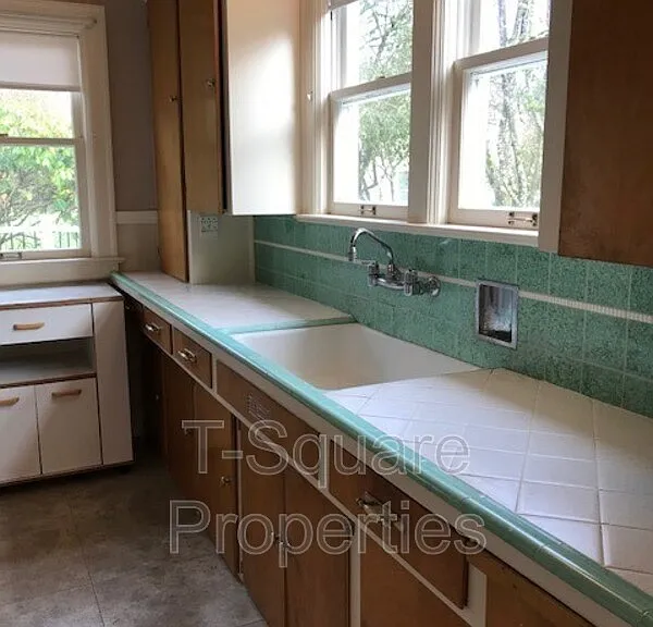 9056 Avondale Rd NE — Photo 8