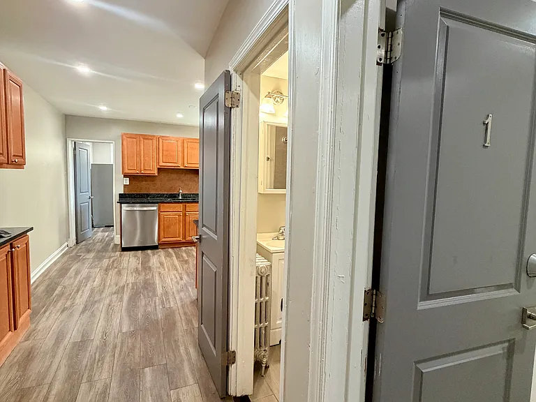 227 S 41st St #H — Photo 11