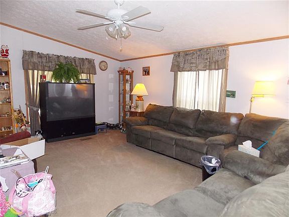 4th image of 570 Roberts Ln