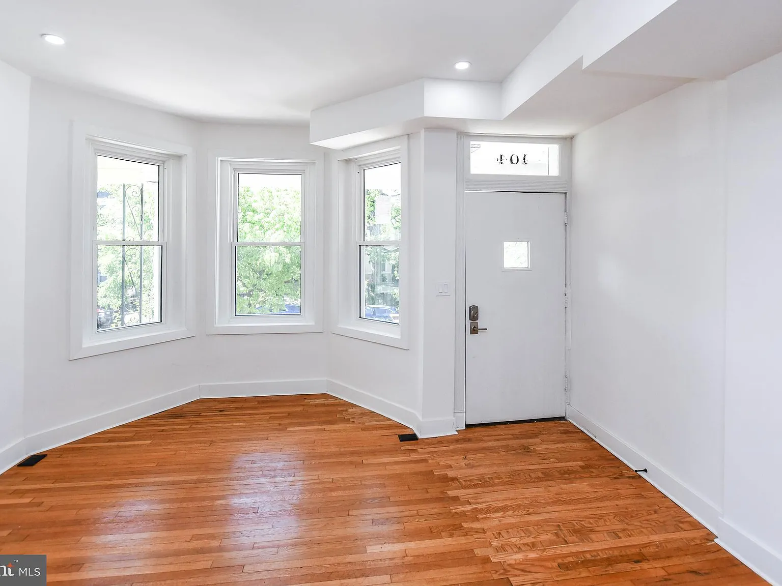 3 bed, 2.5 bath, 1325 sqft, $4,195 — Photo 3