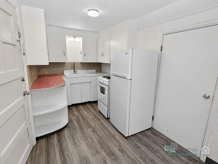 Charming Multi-Unit Living in Prime Northeast Salem Location — Photo 11