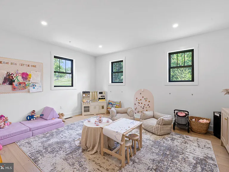 985 Henry Ave — Photo 16