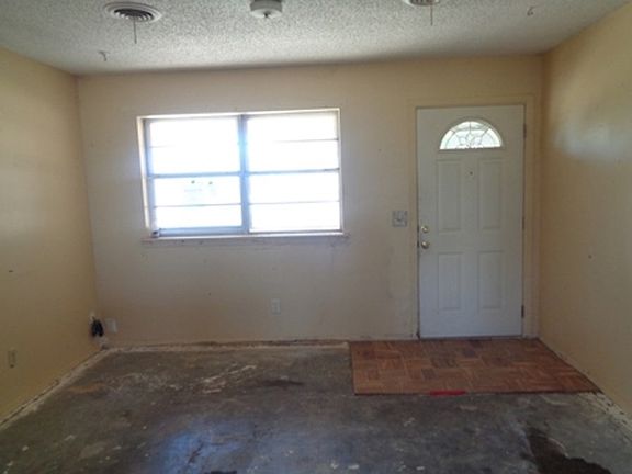 2nd image of 1035 Holly Ln