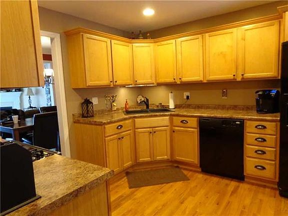 3rd image of 137 Creekside Dr