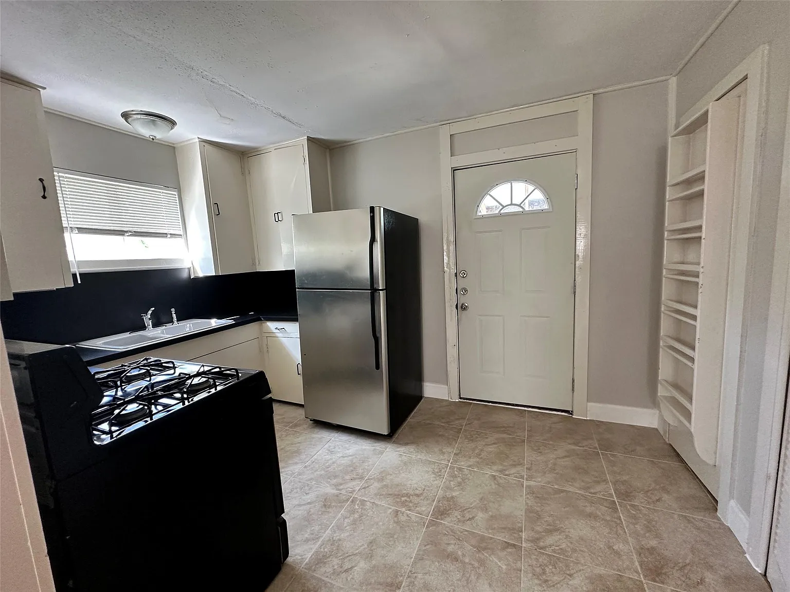 1 bed, 1.0 bath, 982 sqft, $895 — Photo 2