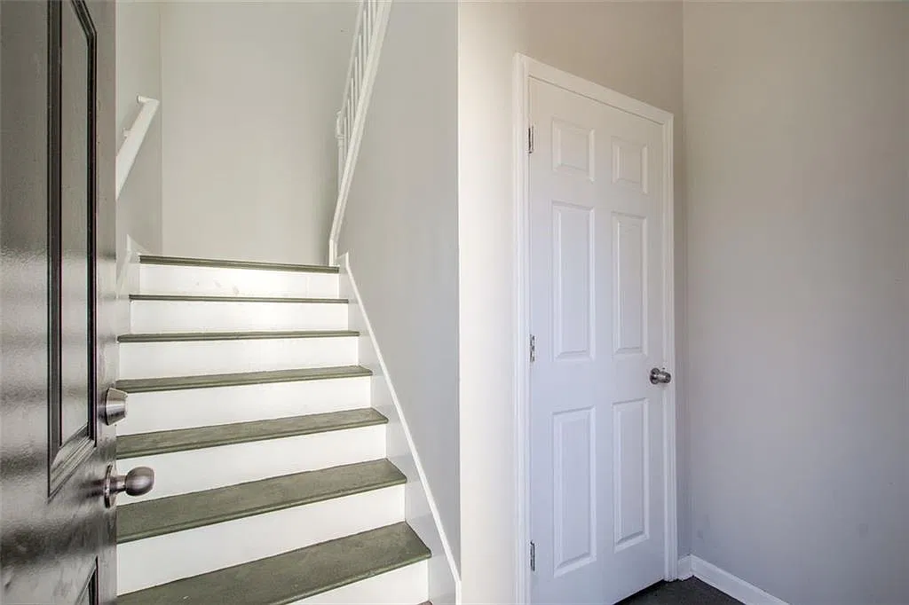 3 bed, 2.0 bath, 2470 sqft, $1,600 — Photo 2