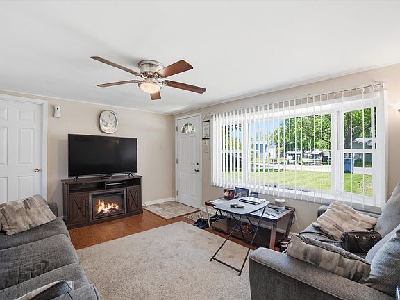 4th image of 2406 Blossom St