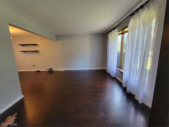 5th image of 9721 Applewood Dr