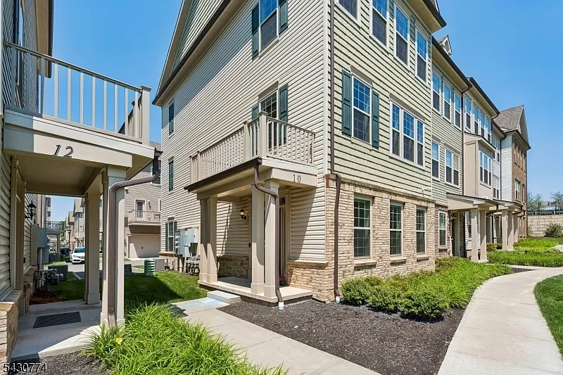 4 bed, 3.5 bath, $5,000 — Photo 2