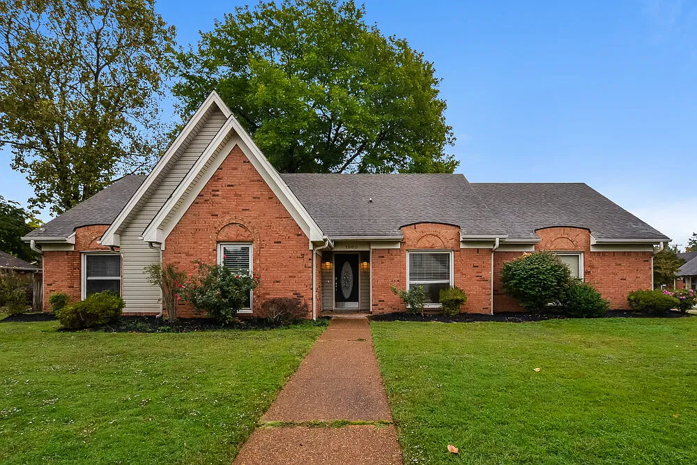 4 bed, 3.0 bath, 2653 sqft, $2,185 — Photo 1