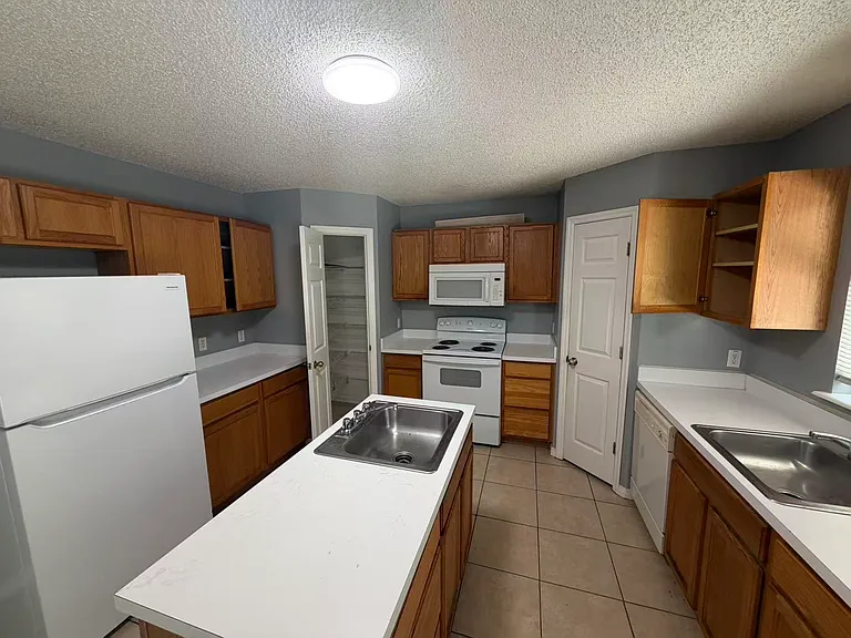 329 Chelmsford Ct — Photo 6