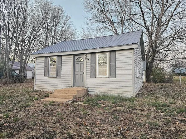 615 W 11th Ave, Garnett, KS 66032