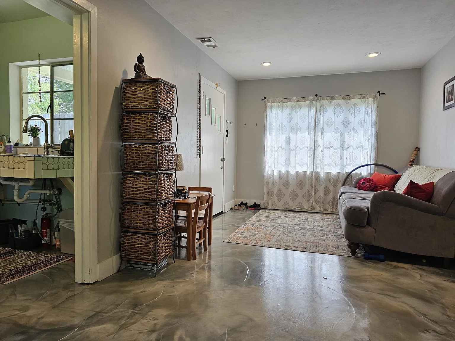 2 bed, 690 sqft, $1,300 — Photo 3