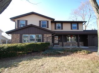 890 Hancock Ct, Oconomowoc, WI 53066