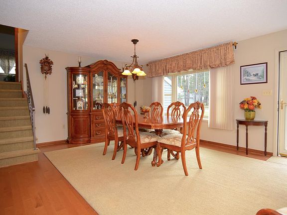 3rd image of 4 Rolling Hills Dr