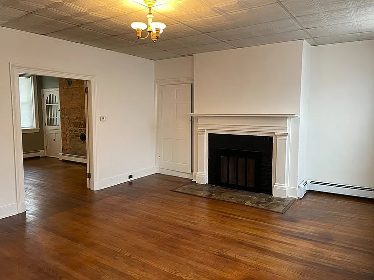 308 E Pitt St — Photo 6