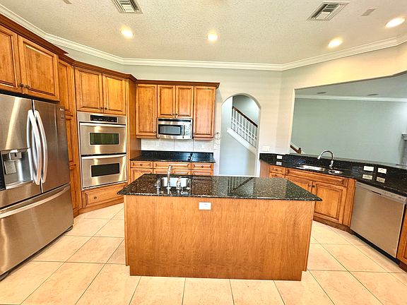 3rd image of 601 Saxony Blvd