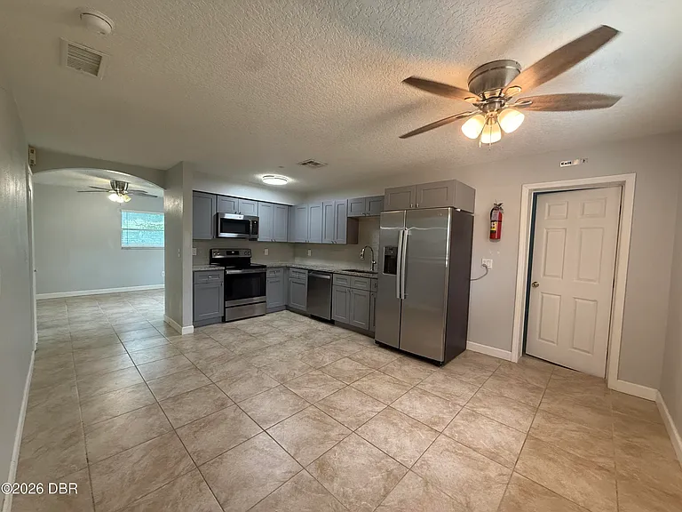 228 E Holly Dr — Photo 3