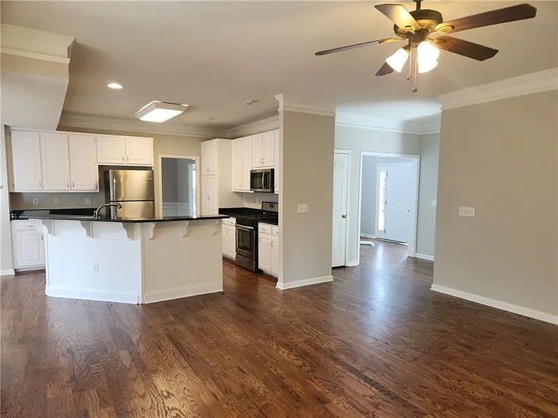 4 bed, 2.5 bath, 2633 sqft, $2,650 — Photo 2