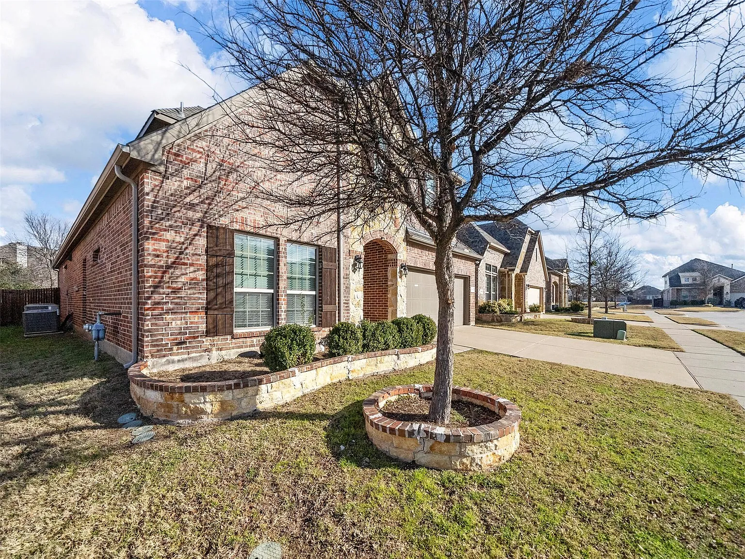 5 bed, 3203 sqft, $3,200 — Photo 2