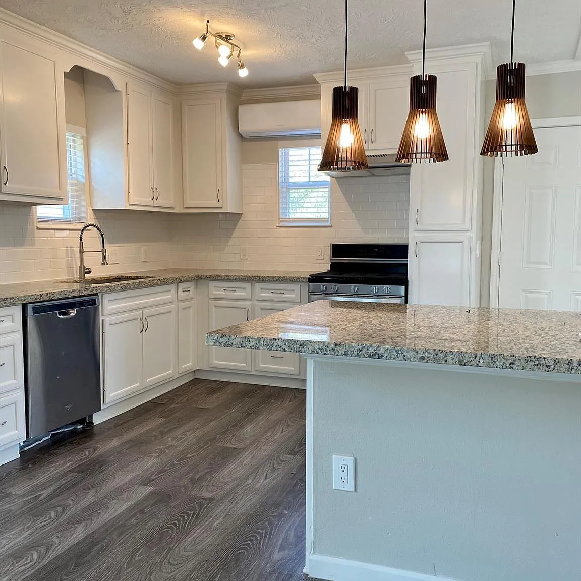2 bed, 2.0 bath, 960 sqft, $2,050 — Photo 1