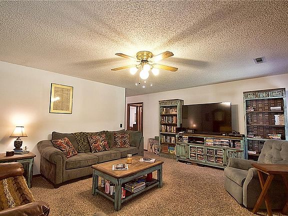 4th image of 291 Kelley Pl