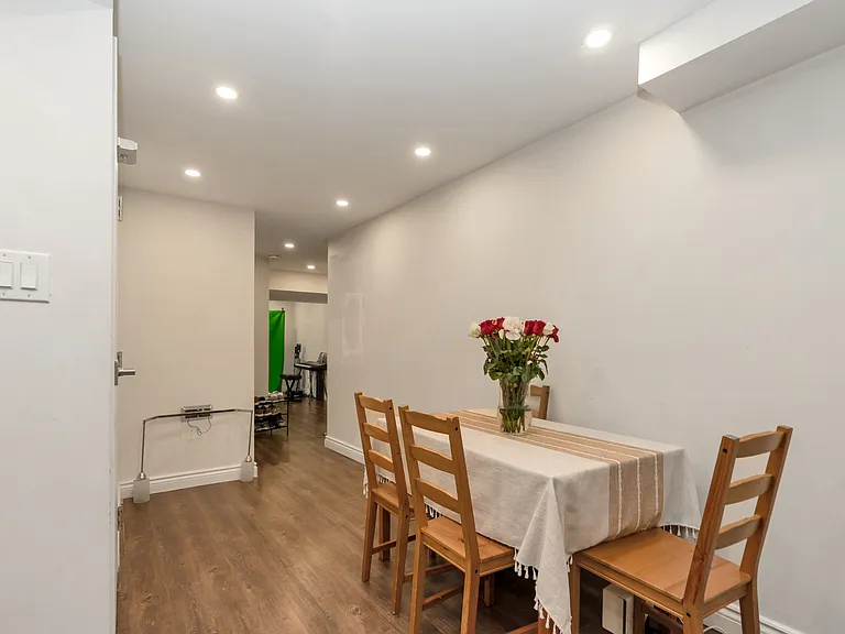 900 Green St #B — Photo 7