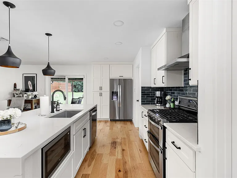 8704 Clarewood Dr — Photo 17