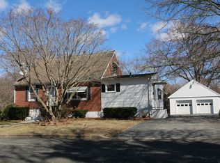 33 Pine St, Waterford, CT 06385