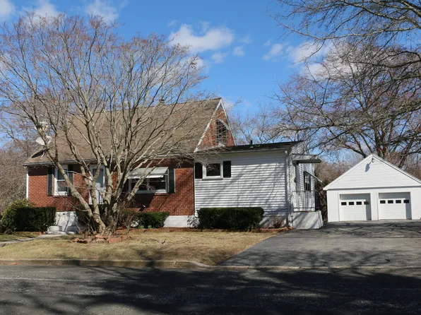 33 Pine Street, Waterford, CT 06385