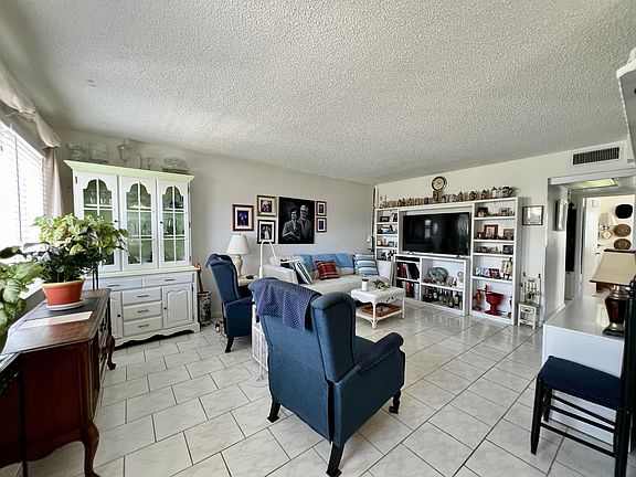 3rd image of 49 Kent St #D