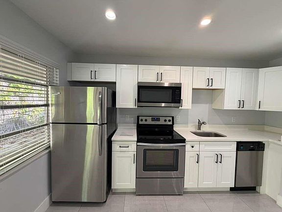 4th image of 820 N Victoria Park Rd APT 3