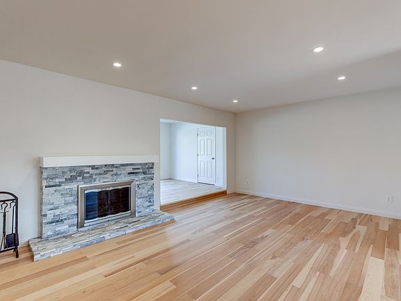 4th image of 15541 Marilla St
