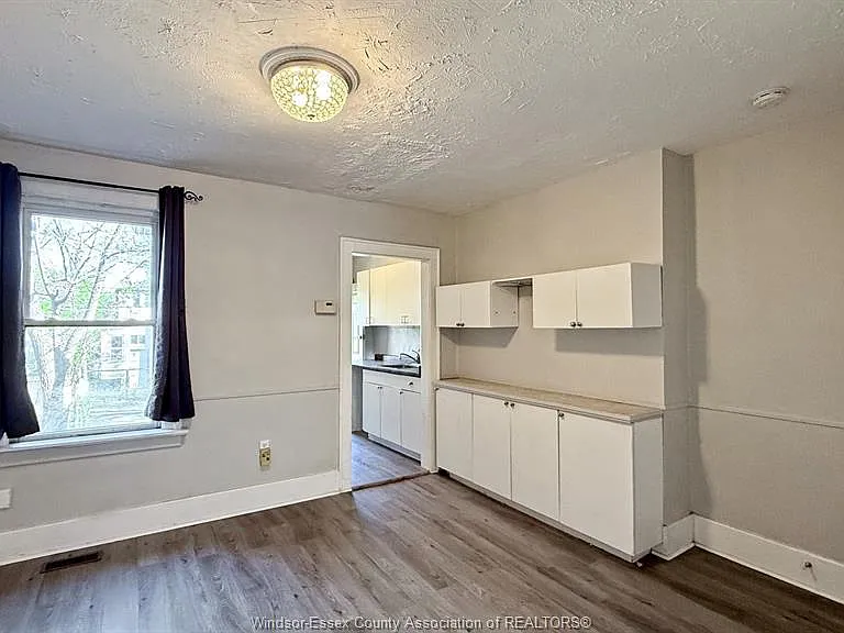 1424 Wyandotte St W — Photo 9