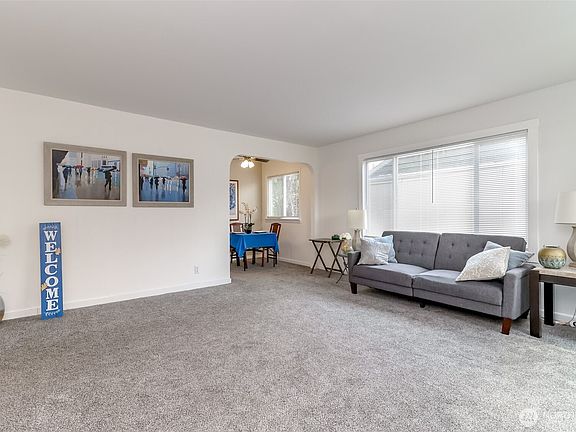 4th image of 921 E 58th Street