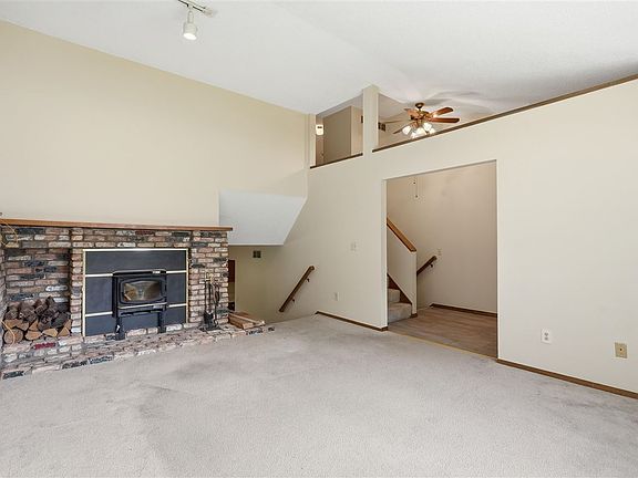 4th image of 1912 N Ridge Dr