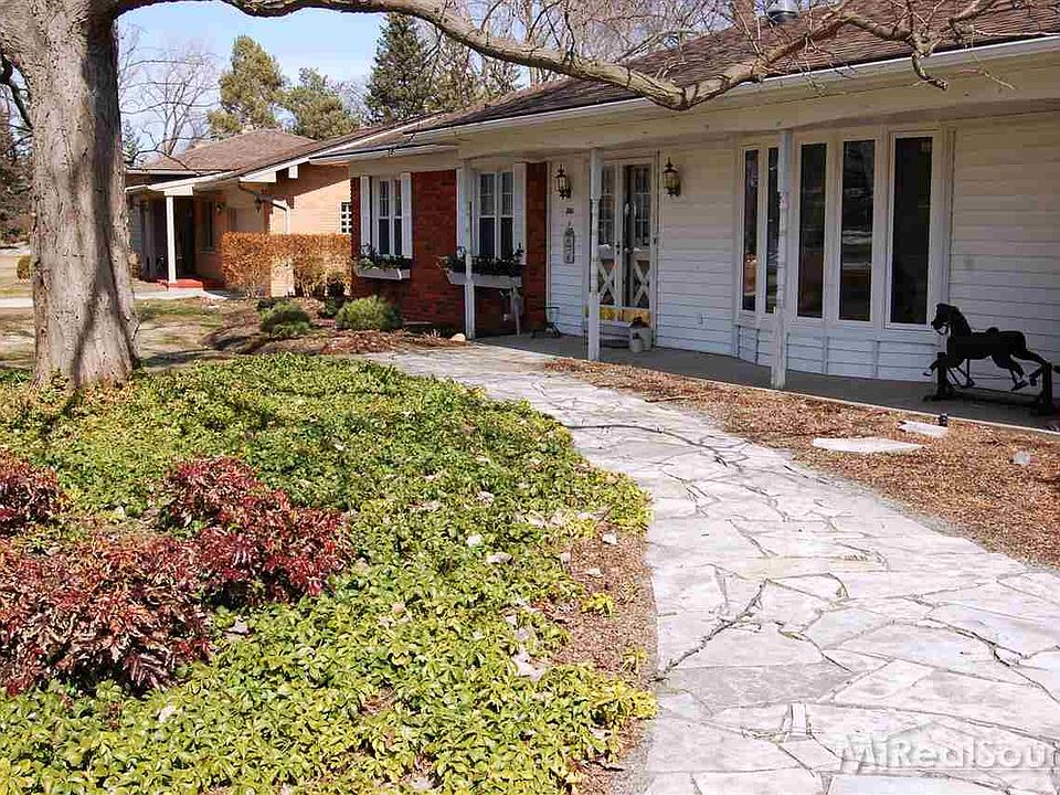1st image of 3186 Lakeside Dr