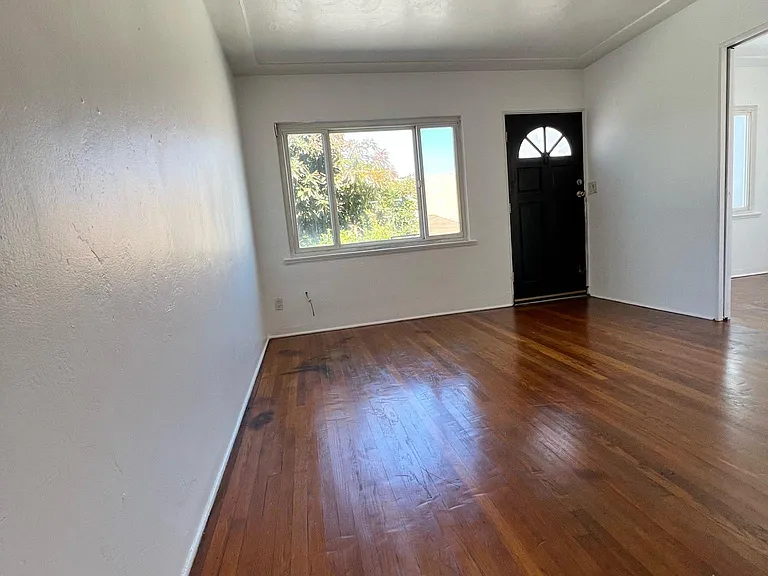 2153 1/2 Logan Ave — Photo 3