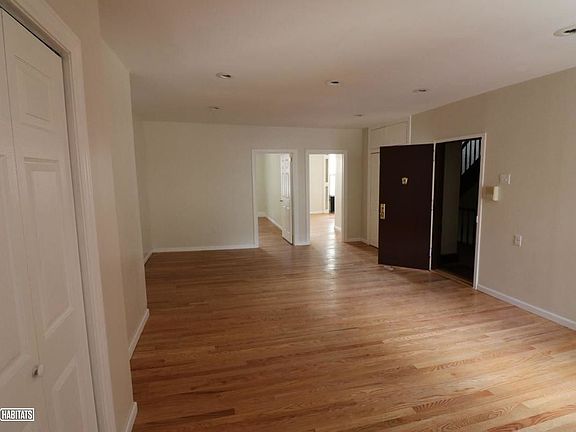 4th image of 5-28 50th Ave #2F
