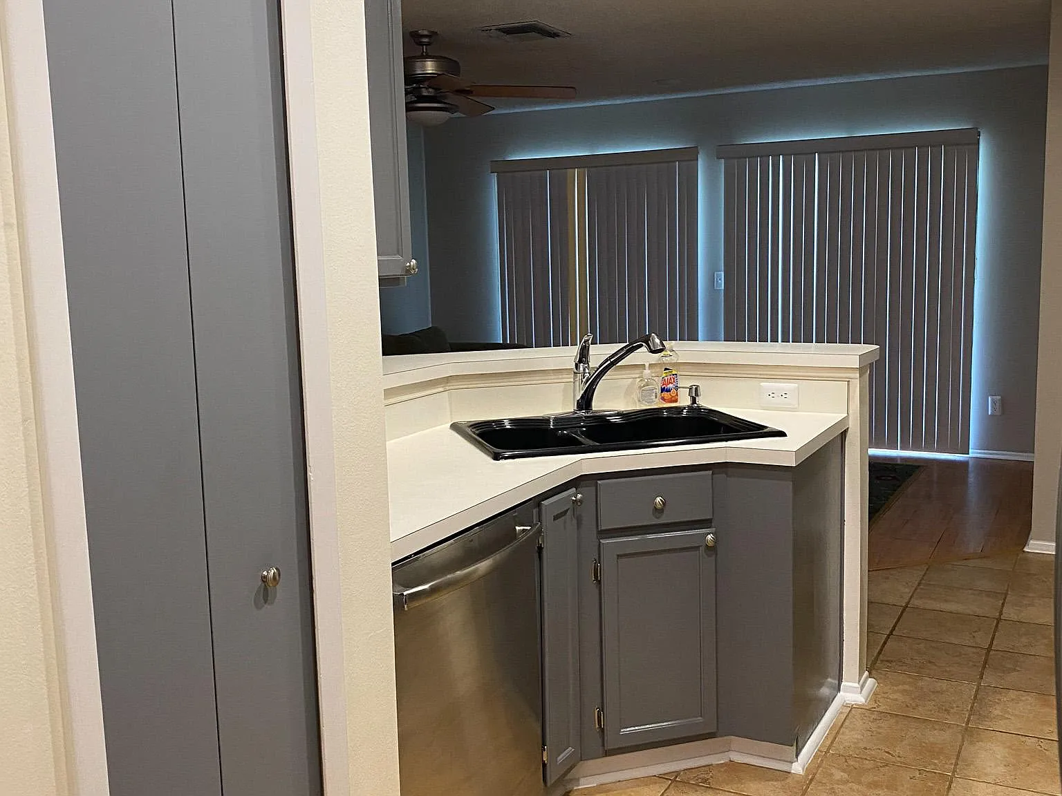 3 bed, 2.5 bath, 1524 sqft, $2,100 — Photo 4