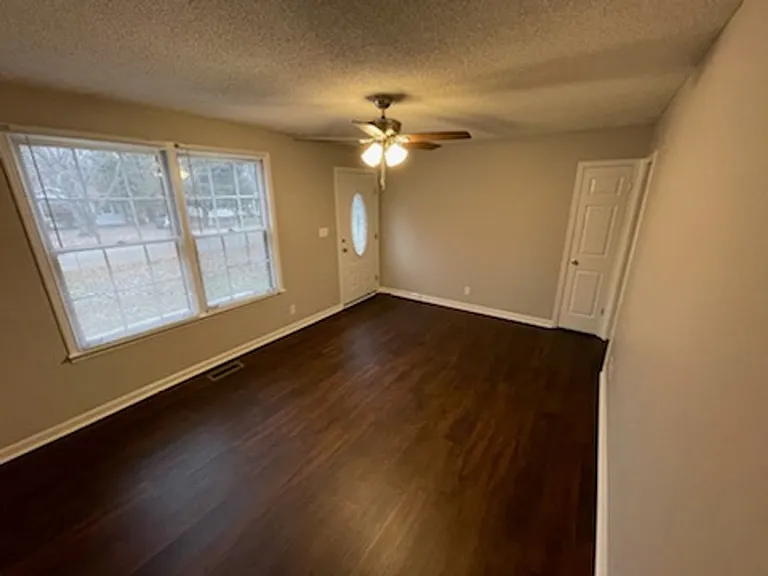 907 Ryan Dr — Photo 2
