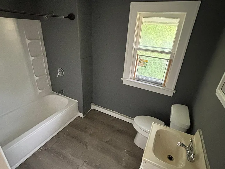 1402 Prouty Ave — Photo 4
