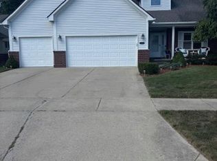 23196 W Creek Dr, New Boston, MI 48164